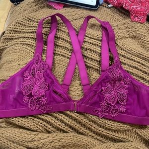 New without tags Honey lace front closure bra size Large